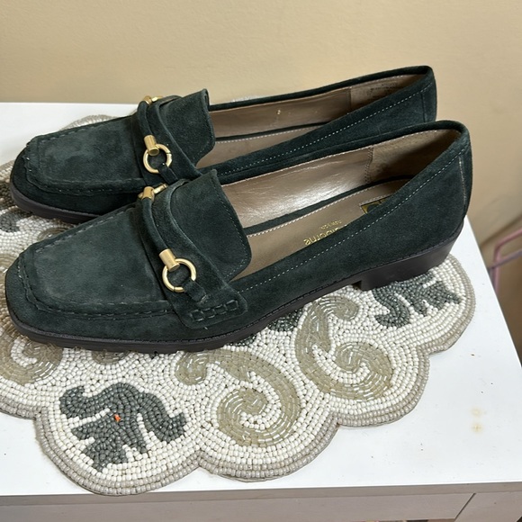 Emerald green suede Liz Claiborne loafers - Picture 3 of 10